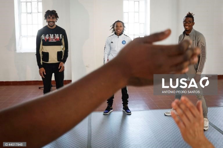 Reclusos atuam durante uma formação teatral do Teatro Experimental de Cascais (TEC), no Estabelecimento Prisional do Linhó, em Sintra, 28 de novembro de 2024. (ACOMPANHA TEXTO DO DIA 21 DE DEZEMBRO DE 2024) ANTÓNIO PEDRO SANTOS/LUSA