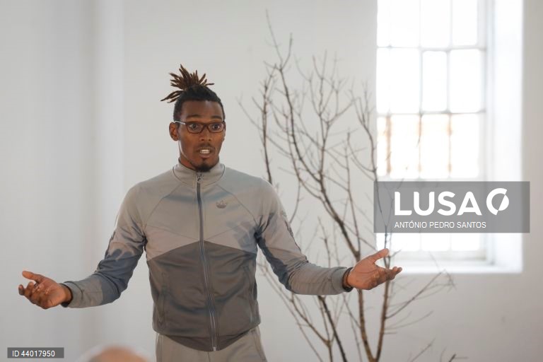 Reclusos atuam durante uma formação teatral do Teatro Experimental de Cascais (TEC), no Estabelecimento Prisional do Linhó, em Sintra, 28 de novembro de 2024. (ACOMPANHA TEXTO DO DIA 21 DE DEZEMBRO DE 2024) ANTÓNIO PEDRO SANTOS/LUSA