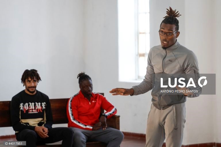 Reclusos atuam durante uma formação teatral do Teatro Experimental de Cascais (TEC), no Estabelecimento Prisional do Linhó, em Sintra, 28 de novembro de 2024. (ACOMPANHA TEXTO DO DIA 21 DE DEZEMBRO DE 2024) ANTÓNIO PEDRO SANTOS/LUSA