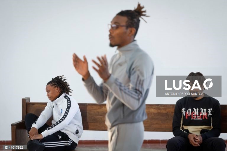 Reclusos atuam durante uma formação teatral do Teatro Experimental de Cascais (TEC), no Estabelecimento Prisional do Linhó, em Sintra, 28 de novembro de 2024. (ACOMPANHA TEXTO DO DIA 21 DE DEZEMBRO DE 2024) ANTÓNIO PEDRO SANTOS/LUSA