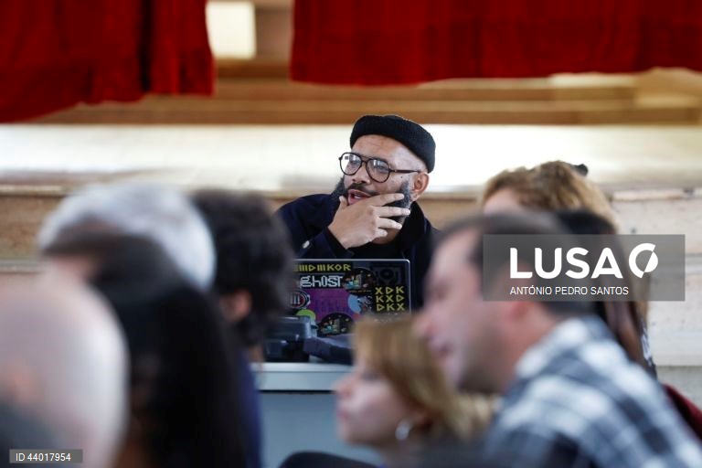 O músico Chullage durante uma atuação teatral de reclusos numa formação do Teatro Experimental de Cascais (TEC), no Estabelecimento Prisional do Linhó, em Sintra, 28 de novembro de 2024. (ACOMPANHA TEXTO DO DIA 21 DE DEZEMBRO DE 2024) ANTÓNIO PEDRO SANTOS/LUSA