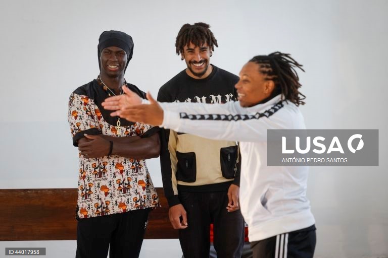 Reclusos atuam durante uma formação teatral do Teatro Experimental de Cascais (TEC), no Estabelecimento Prisional do Linhó, em Sintra, 28 de novembro de 2024. (ACOMPANHA TEXTO DO DIA 21 DE DEZEMBRO DE 2024) ANTÓNIO PEDRO SANTOS/LUSA