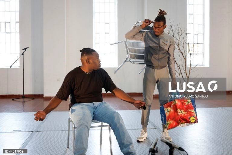 Reclusos atuam durante uma formação teatral do Teatro Experimental de Cascais (TEC), no Estabelecimento Prisional do Linhó, em Sintra, 28 de novembro de 2024. (ACOMPANHA TEXTO DO DIA 21 DE DEZEMBRO DE 2024) ANTÓNIO PEDRO SANTOS/LUSA