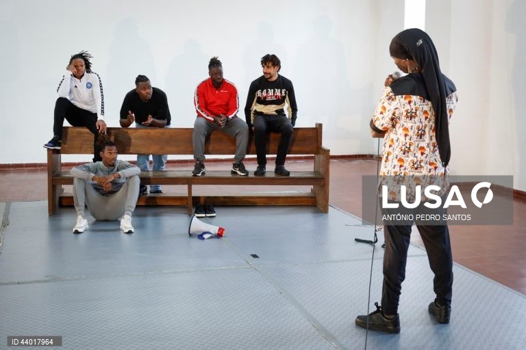 Reclusos atuam durante uma formação teatral do Teatro Experimental de Cascais (TEC), no Estabelecimento Prisional do Linhó, em Sintra, 28 de novembro de 2024. (ACOMPANHA TEXTO DO DIA 21 DE DEZEMBRO DE 2024) ANTÓNIO PEDRO SANTOS/LUSA
