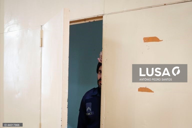 Um guarda prisional observa a atuação de reclusos durante uma formação teatral do Teatro Experimental de Cascais (TEC), no Estabelecimento Prisional do Linhó, em Sintra, 28 de novembro de 2024. (ACOMPANHA TEXTO DO DIA 21 DE DEZEMBRO DE 2024) ANTÓNIO PEDRO SANTOS/LUSA