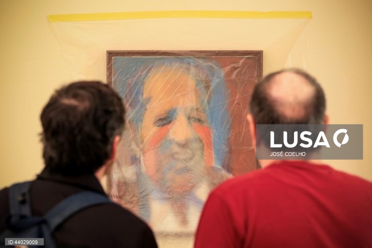 Visita de imprensa à exposição “O Sal da Democracia: Mário Soares e a Cultura”, na casa de Serralves, Porto, 5 de dezembro de 2024. A mostra que integra a programação oficial das Comemorações do Centenário de Mário Soares inclui obras de artistas como Júlio Pomar, Vieira da Silva, Nadir Afonso, Cargaleiro ou Almada Negreiros. Cruzando a coleção de arte, livros e documentos que marcaram o pensamento e a ação de Mário Soares, "O Sal da Democracia – Mário Soares e a Cultura" revela sua...