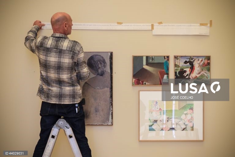 Visita de imprensa à exposição “O Sal da Democracia: Mário Soares e a Cultura”, na casa de Serralves, Porto, 5 de dezembro de 2024. A mostra que integra a programação oficial das Comemorações do Centenário de Mário Soares inclui obras de artistas como Júlio Pomar, Vieira da Silva, Nadir Afonso, Cargaleiro ou Almada Negreiros. Cruzando a coleção de arte, livros e documentos que marcaram o pensamento e a ação de Mário Soares, "O Sal da Democracia – Mário Soares e a Cultura" revela sua...