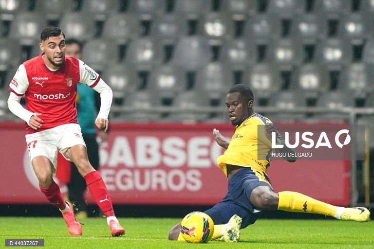 O jogador do Sporting de Braga, Boma (E), disputa a bola com o jogador do Estoril Praia, Gabri Martinez, durante o jogo da 13ª jornada da I Liga de futebol, realizado no estádio Municipal de Braga, 6 de dezembro de 2024. HUGO DELGADO/LUSA