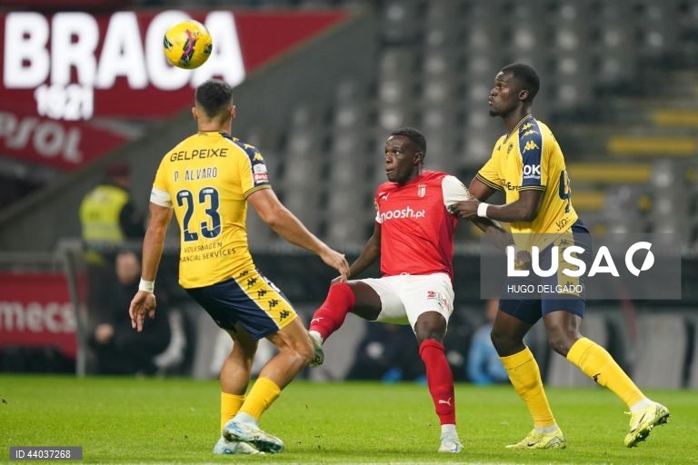 O jogador do Sporting de Braga, Bruma (C), disputa a bola com o jogador do Estoril Praia, Boma, durante o jogo da 13ª jornada da I Liga de futebol, realizado no estádio Municipal de Braga, 6 de dezembro de 2024. HUGO DELGADO/LUSA