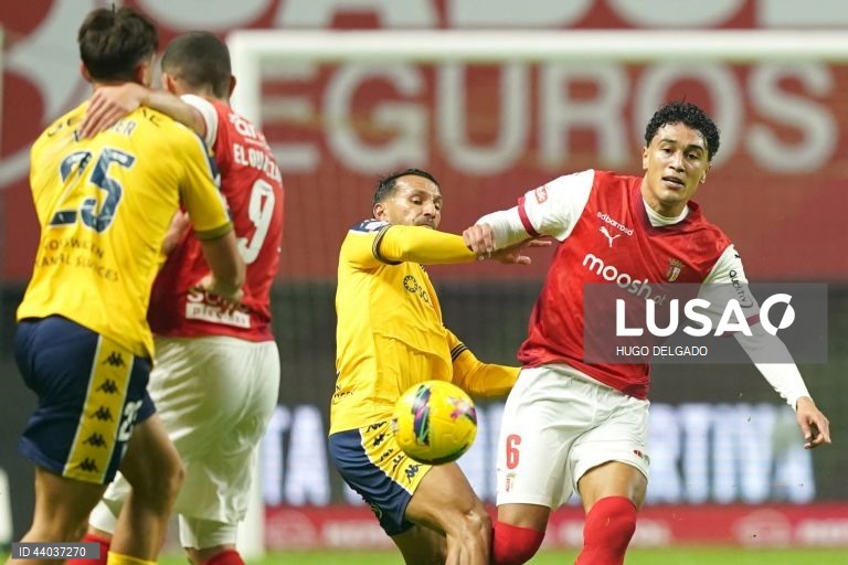 O jogador do Sporting de Braga, Vitor Carvalho (D), disputa a bola com o jogador do Estoril Praia, João Carvalho, durante o jogo da 13ª jornada da I Liga de futebol, realizado no estádio Municipal de Braga, 6 de dezembro de 2024. HUGO DELGADO/LUSA