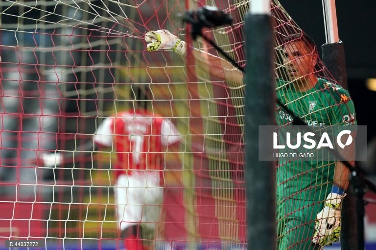 O jogador do Estoril Praia, Joel Robles, após sofrer um golo do Sporting de Braga durante o jogo da 13ª jornada da I Liga de utebol, realizado no estádio Municipal de Braga, 6 de dezembro de 2024. HUGO DELGADO/LUSA