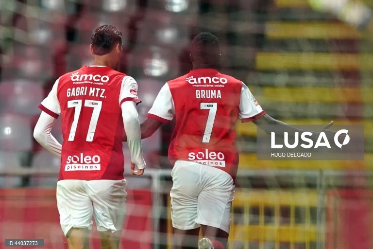 O jogador do Sporting de Braga, Bruma (D), festeja após marcar um golo contra o Estoril Praia durante o jogo da 13ª jornada da I Liga de futebol, realizado no estádio Municipal de Braga, 6 de dezembro de 2024. HUGO DELGADO/LUSA