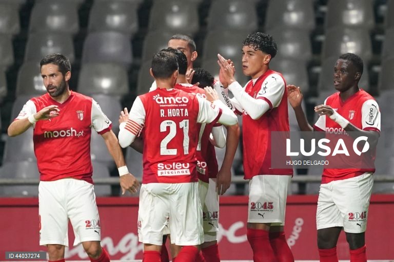 Os jogadores do Sporting de Braga festejam um golo contra o Estoril Praia durante o jogo da 13ª jornada da I Liga de futebol, realizado no estádio Municipal de Braga, 6 de dezembro de 2024. HUGO DELGADO/LUSA