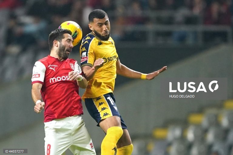 O jogador do Sporting de Braga, João Moutinho (E), disputa a bola com o jogador do Estoril Praia, Begraoui, durante o jogo da 13ª jornada da I Liga de futebol, realizado no estádio Municipal de Braga, 6 de dezembro de 2024. HUGO DELGADO/LUSA