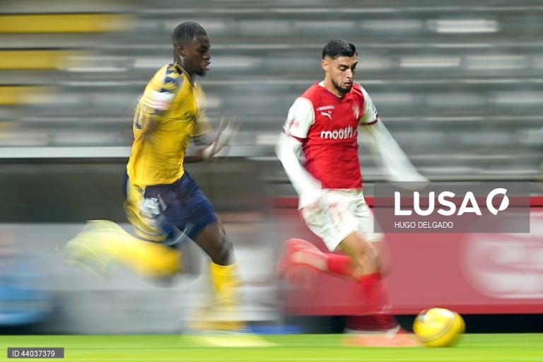 O jogador do Sporting de Braga, Gabri Martinez (D), disputa a bola com o jogador do Estoril Praia, Boma, durante o jogo da 13ª jornada da I Liga de futebol, realizado no estádio Municipal de Braga, 6 de dezembro de 2024. HUGO DELGADO/LUSA