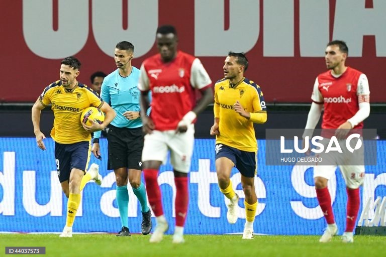O jogador do Estoril Praia, Alejandro Marqués (E), festeja após marcar um golo contra o Sporting de Braga durante o jogo da 13ª jornada da I Liga de futebol, realizado no estádio Municipal de Braga, 6 de dezembro de 2024. HUGO DELGADO/LUSA