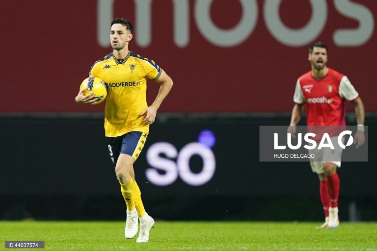 O jogador do Estoril Praia, Alejandro Marqués, festeja após marcar um golo contra o Sporting de Braga durante o jogo da 13ª jornada da I Liga de futebol, realizado no estádio Municipal de Braga, 6 de dezembro de 2024. HUGO DELGADO/LUSA