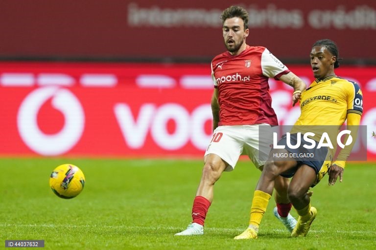 O jogador do Sporting de Braga, André Horta (E), disputa a bola com o jogador do Estoril Praia, Costa, durante o jogo da 13ª jornada da I Liga de futebol, realizado no estádio Municipal de Braga, 6 de dezembro de 2024. HUGO DELGADO/LUSA