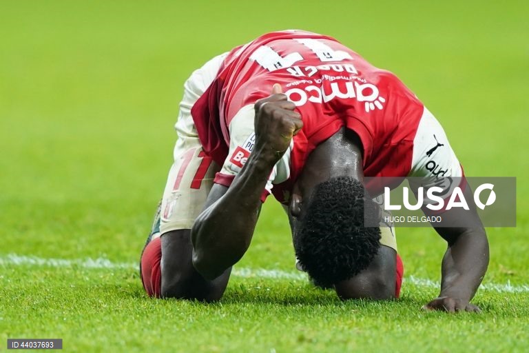 O jogador do Sporting de Braga, Roger, mostra o seu descontentamento após o empate contra o Estoril Praia no final do jogo da 13ª jornada da I Liga de futebol, realizado no estádio Municipal de Braga, 6 de dezembro de 2024. HUGO DELGADO/LUSA