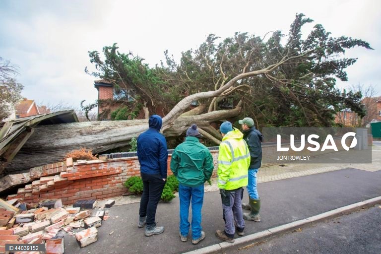 Tempestade Darragh na Oxford Street em Burnham-on-Sea, Grã-Bretanha.