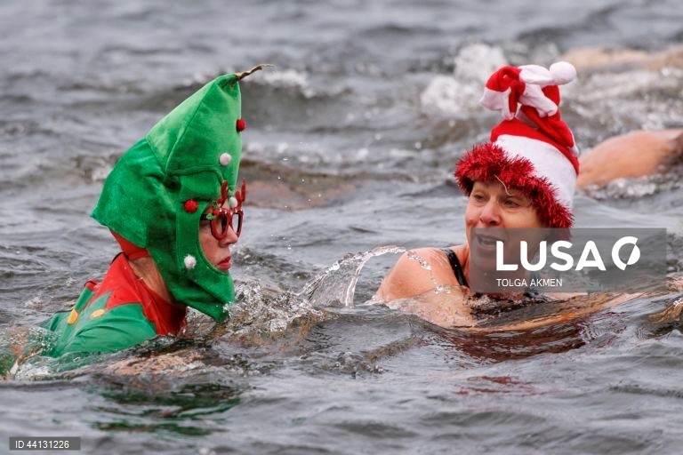 Reino Unido: Tradicional mergulho de Natal em Hyde Park em Londres