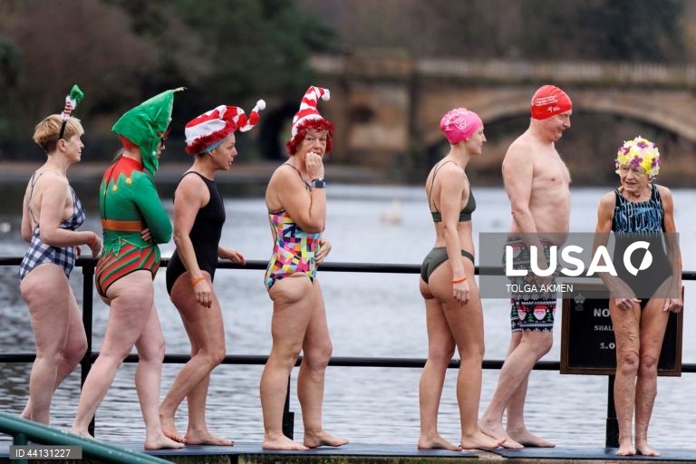 Reino Unido: Tradicional mergulho de Natal em Hyde Park em Londres