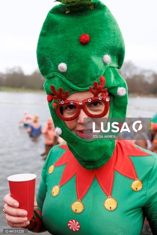 Reino Unido: Tradicional mergulho de Natal em Hyde Park em Londres
