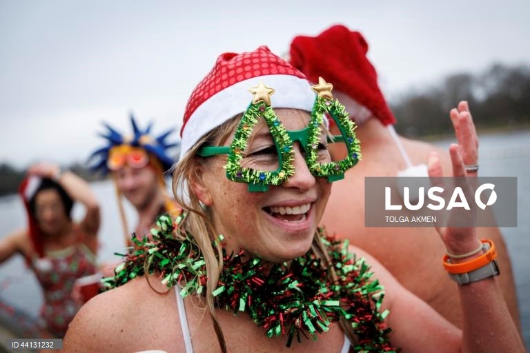 Reino Unido: Tradicional mergulho de Natal em Hyde Park em Londres