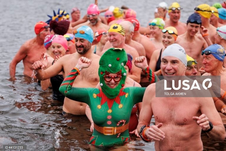 Reino Unido: Tradicional mergulho de Natal em Hyde Park em Londres
