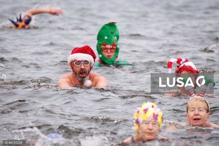 Reino Unido: Tradicional mergulho de Natal em Hyde Park em Londres