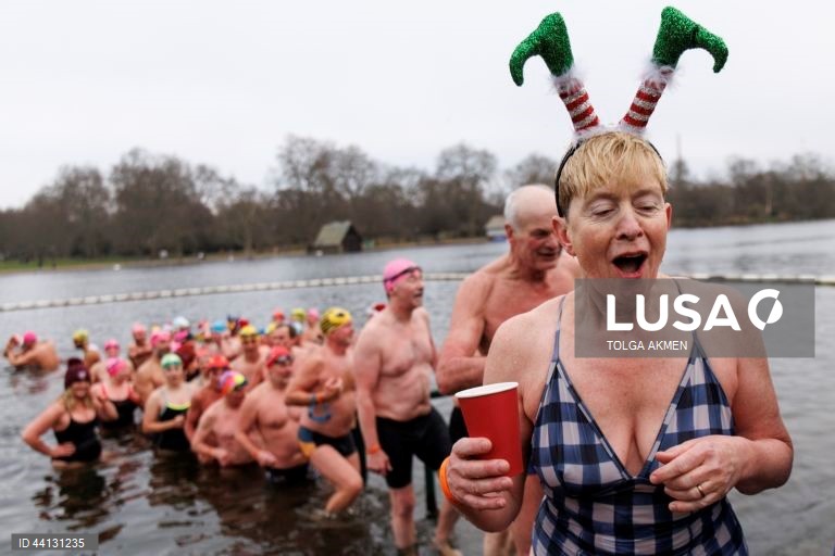 Reino Unido: Tradicional mergulho de Natal em Hyde Park em Londres