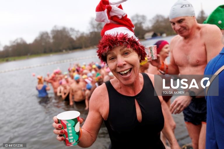 Reino Unido: Tradicional mergulho de Natal em Hyde Park em Londres