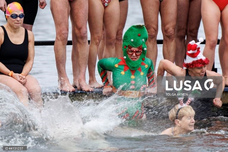 Reino Unido: Tradicional mergulho de Natal em Hyde Park em Londres