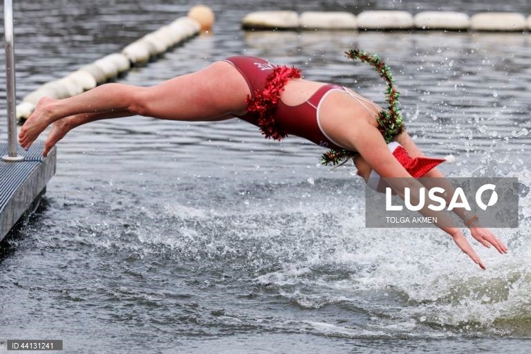 Reino Unido: Tradicional mergulho de Natal em Hyde Park em Londres