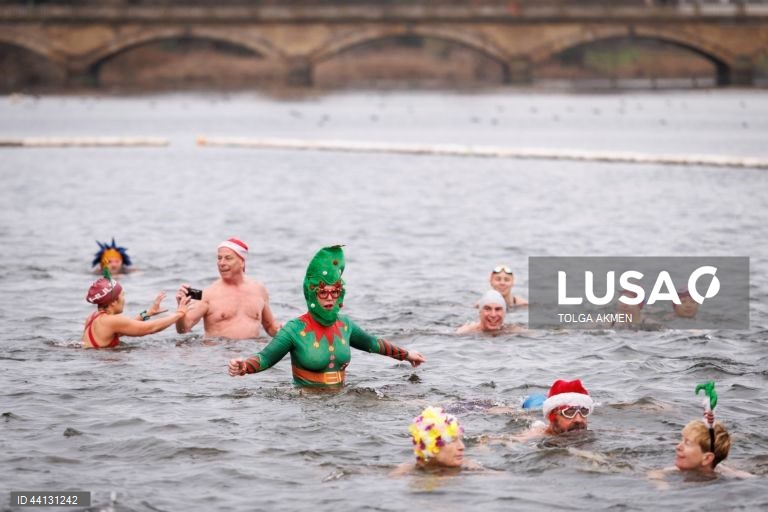 Reino Unido: Tradicional mergulho de Natal em Hyde Park em Londres
