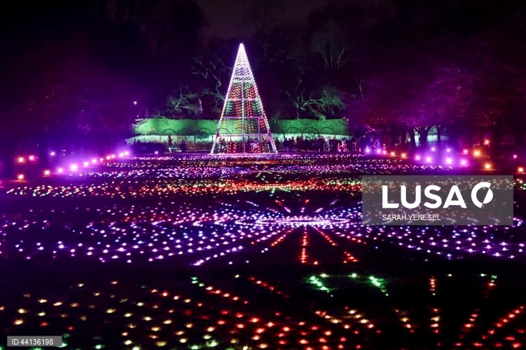 Pessoas visitam o trilho "Lightscape" do Jardim Botânico de Brooklyn, em Nova Iorque