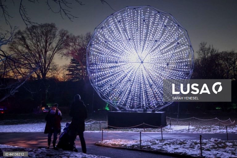 Pessoas visitam o trilho "Lightscape" do Jardim Botânico de Brooklyn, em Nova Iorque