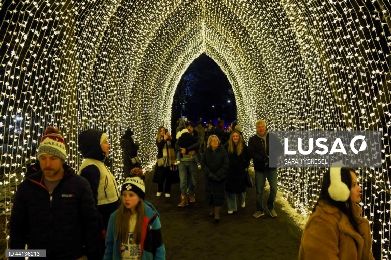 Pessoas visitam o trilho "Lightscape" do Jardim Botânico de Brooklyn, em Nova Iorque