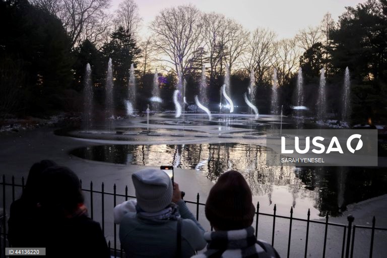 Pessoas visitam o trilho "Lightscape" do Jardim Botânico de Brooklyn, em Nova Iorque