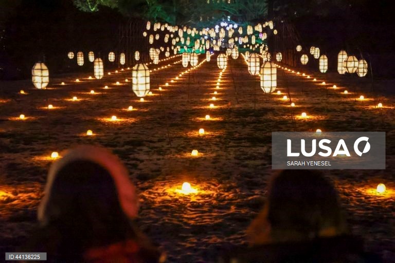 Pessoas visitam o trilho "Lightscape" do Jardim Botânico de Brooklyn, em Nova Iorque
