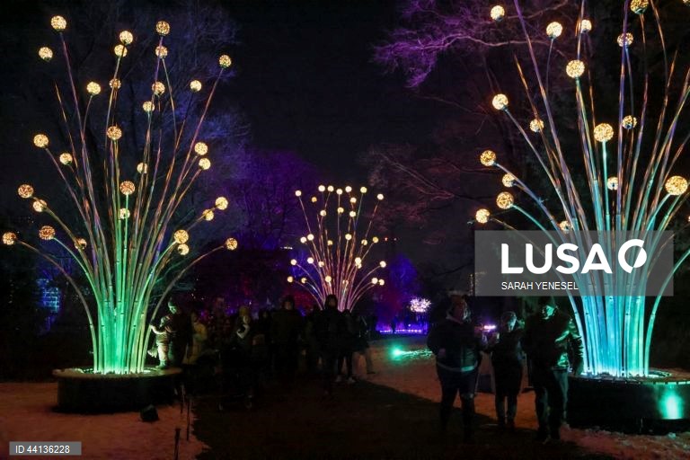 Pessoas visitam o trilho "Lightscape" do Jardim Botânico de Brooklyn, em Nova Iorque