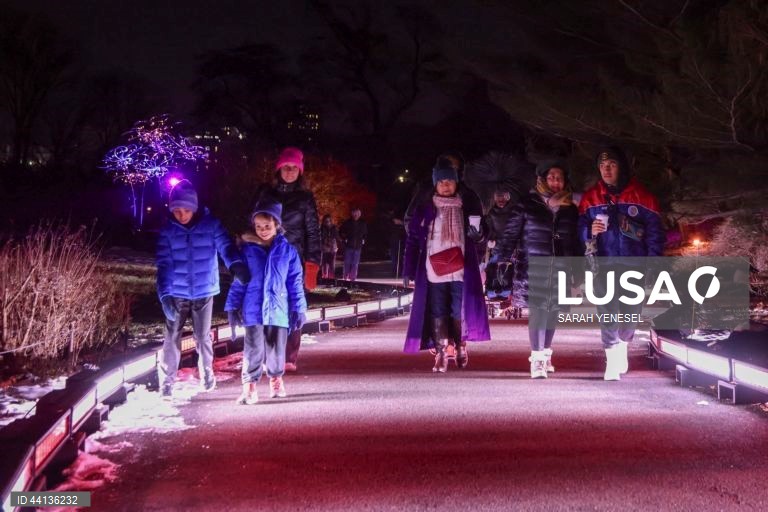 Pessoas visitam o trilho "Lightscape" do Jardim Botânico de Brooklyn, em Nova Iorque