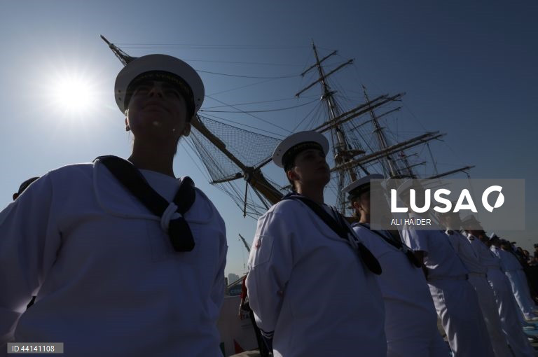 O navio italiano Amerigo Vespucci chega ao porto de Zayed, em Abu Dhabi. O Amerigo Vespucci, o histórico e icónico navio-escola da Marinha italiana, embaixador da UNESCO, da UNICEF e de Itália, estará atracado em Abu Dhabi até 31 de dezembro, no âmbito de uma digressão à volta do mundo, visitando mais de 30 portos nos 5 continentes.
