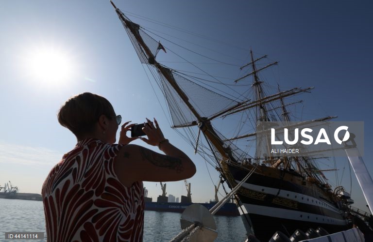 O navio italiano Amerigo Vespucci chega ao porto de Zayed, em Abu Dhabi. O Amerigo Vespucci, o histórico e icónico navio-escola da Marinha italiana, embaixador da UNESCO, da UNICEF e de Itália, estará atracado em Abu Dhabi até 31 de dezembro, no âmbito de uma digressão à volta do mundo, visitando mais de 30 portos nos 5 continentes.