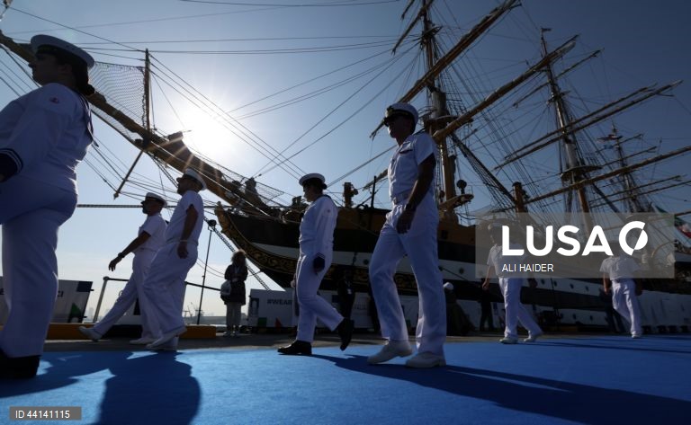 O navio italiano Amerigo Vespucci chega ao porto de Zayed, em Abu Dhabi. O Amerigo Vespucci, o histórico e icónico navio-escola da Marinha italiana, embaixador da UNESCO, da UNICEF e de Itália, estará atracado em Abu Dhabi até 31 de dezembro, no âmbito de uma digressão à volta do mundo, visitando mais de 30 portos nos 5 continentes.
