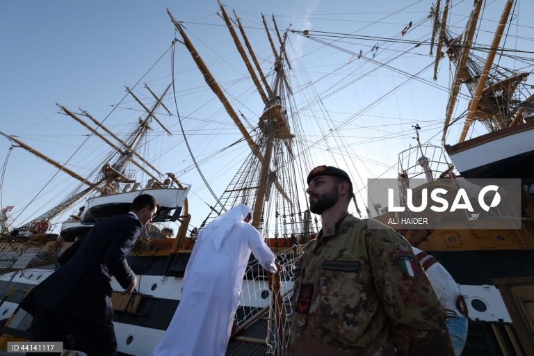 O navio italiano Amerigo Vespucci chega ao porto de Zayed, em Abu Dhabi. O Amerigo Vespucci, o histórico e icónico navio-escola da Marinha italiana, embaixador da UNESCO, da UNICEF e de Itália, estará atracado em Abu Dhabi até 31 de dezembro, no âmbito de uma digressão à volta do mundo, visitando mais de 30 portos nos 5 continentes.