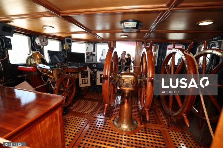 O navio italiano Amerigo Vespucci chega ao porto de Zayed, em Abu Dhabi. O Amerigo Vespucci, o histórico e icónico navio-escola da Marinha italiana, embaixador da UNESCO, da UNICEF e de Itália, estará atracado em Abu Dhabi até 31 de dezembro, no âmbito de uma digressão à volta do mundo, visitando mais de 30 portos nos 5 continentes.