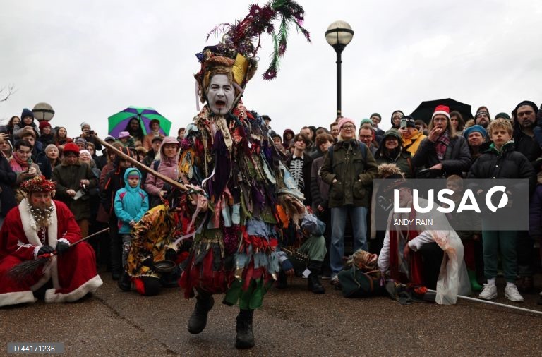 Londres: Celebração da "Décima Segunda Noite", uma festa cristã que se realiza na última noite dos Doze Dias de Natal