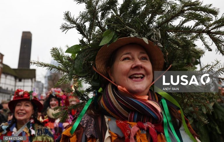 Londres: Celebração da "Décima Segunda Noite", uma festa cristã que se realiza na última noite dos Doze Dias de Natal