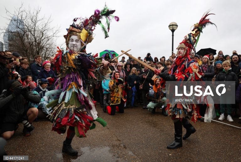 Londres: Celebração da "Décima Segunda Noite", uma festa cristã que se realiza na última noite dos Doze Dias de Natal